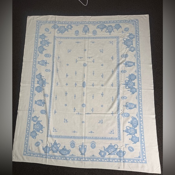 Vintage Tablecloth 58" X 50" in Blue and White Cotton Tea Pot Tablecloth SM FLWS - Picture 3 of 10